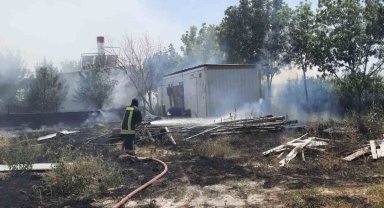 Konya'da 30 ton saman balyası yandı