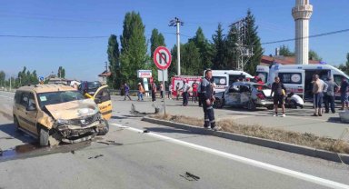 Konya'da hafif ticari araçla otomobil çarpıştı: 1 ölü, 1 yaralı
