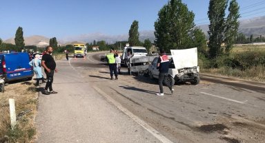 Konya'da otomobil ile kamyonet çarpıştı: 1 ölü