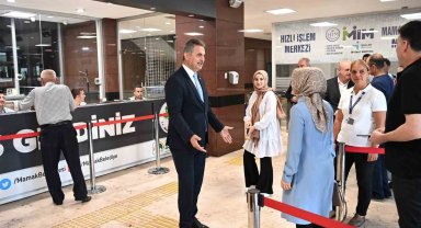 Mamak Belediye Başkanı Köse vatandaşları belediye binasının kapısında karşılıyor