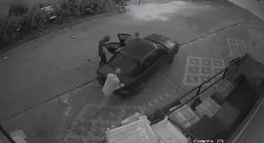 Marketten deterjan çalan şaşkın hırsızlar bozulan araçlarını iteleyerek çalıştırdı