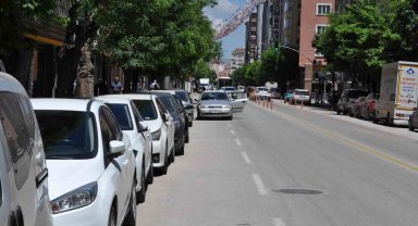 Mobilyacıların yoğun olduğu caddede otopark sıkıntısı yaşanıyor