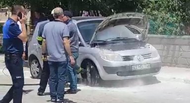 Motor kısmından alev alan otomobilde maddi hasar oluştu