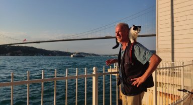 Omzundaki kedisi ile İstanbul'u karış karış gezdi
