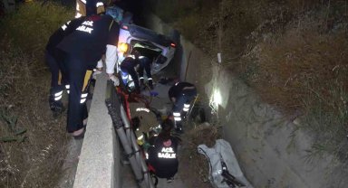 Otomobil su kanalına devrildi: 2 yaralı