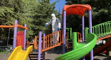 Parklardaki oyun parkları dezenfekte ediliyor
