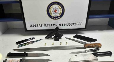 Parkta keşif yapan polis 7 kesici alet ve 1 ruhsatsız kurusıkı tabanca buldu