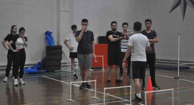 Parkur sınavına çalışan polis adaylarının son hazırlıkları