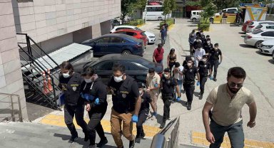 Pompalı tüfekle 3 kişiyi yaralayan 15 şüpheli yakalandı