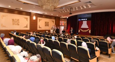 Pursaklar'da Hacivat-Karagöz tiyatro oyununu miniklerle buluşturuldu