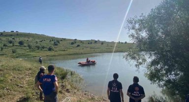 Serinlemek için girdiği gölette can verdi