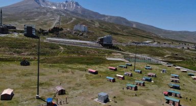 Sıcaktan bunalan dağa kaçtı