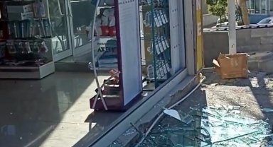 Şiddetli fırtına ilçede hayatı felç etti: Camlar kırıldı, çatılar uçtu
