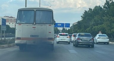 Siyah duman saçarak ilerleyen eski model belediye otobüsü tepki çekti