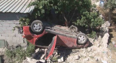 Takla atan otomobil eve girdi: 5 yaralı
