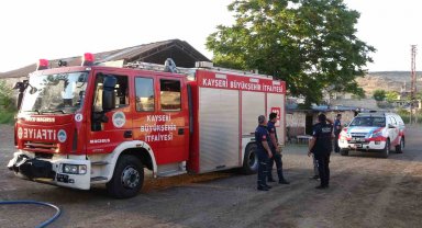 Temizlemek için girdiği plastik su tankında mahsur kaldı