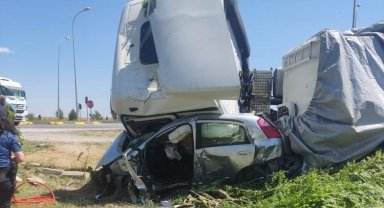 Tırın altında ezilen otomobilde 1 kişi öldü 1 kişi ağır yaralandı