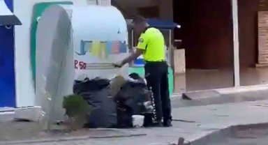 Trafik polisinden duygulandıran hareket: Çöpteki Türk bayrağını alıp ekip aracına bıraktı