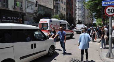 Trafikte sıkışan ambulans güçlükle ana caddeye çıkabildi