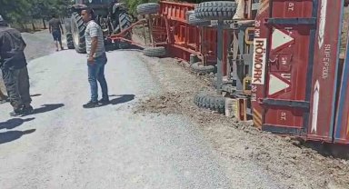 Traktöre bağlı römorklar devrildi, 20 ton mercimek yola saçıldı