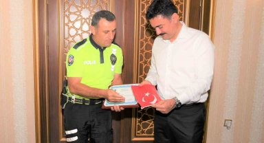 Türk bayrağını çöpten alan polis memuru ödüllendirildi