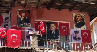 Türk bayrakları ve Atatürk posterleriyle donattığı evi ilgi odağı oldu