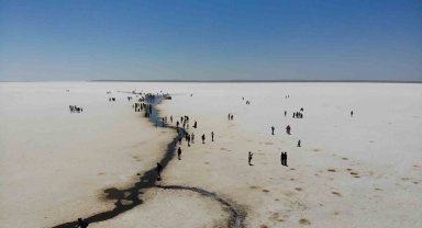 Tuz Gölü'nde yürüme turizmi sahilleri aratmıyor