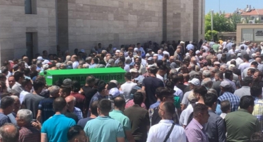 Uykudan uyandırılarak evinin kapısında öldürülen genç son yolculuğuna uğurlandı