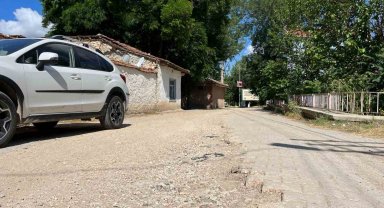 Uzun yıllardır asfalt dökülmeyen yollar mahalleliyi mağdur ediyor