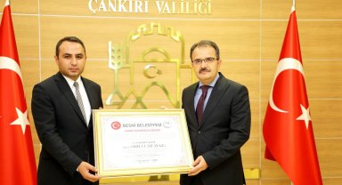 Vali Ayaz'a fahri hemşehrilik beratı