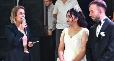 Vali makam aracından indi, gelin ve damat bindi
