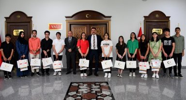 Vali Tekbıyıkoğlu, YKS ve LGS'de başarı gösteren öğrencileri ödüllendirdi