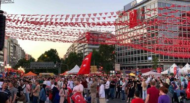 Vatandaşlar 15 Temmuz'un yıldönümümde Kızılay'da toplandı