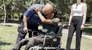 Yardımsever polis memuru engelli genci akülü sandalyesine kavuşturdu