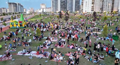 Yeşilyurt Mahallesi'nde açık hava sinema günlerine yoğun ilgi