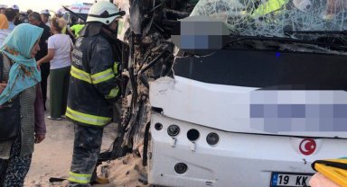 Yolcu otobüsü tıra çarptı, 22 kişi yaralandı