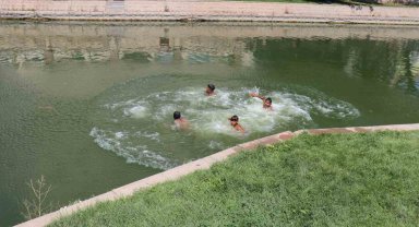 'Burası Adana' diyerek Porsuk Çayı'na atladılar