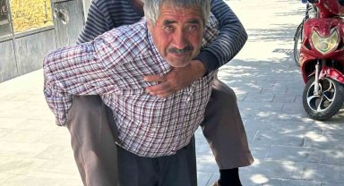 Ağabeyini sırtında taşıyor
