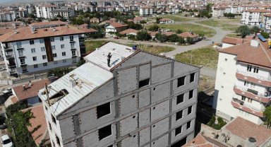 Aksaray'da 5 katlı binanın çatısında ölüme meydan okurcasına çalıştılar
