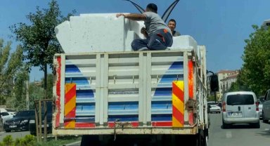 Aksaray'da kamyonet kasasında tehlikeli yolculuk