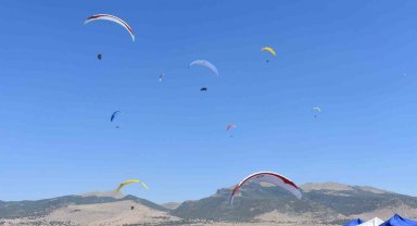 Aksaray'dan atlayan paraşütçüler Karapınar semalarını renklendirdi