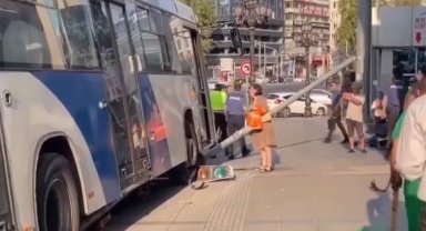 Ankara'da EGO otobüsünün çarptığı direk vatandaşın üzerine düştü