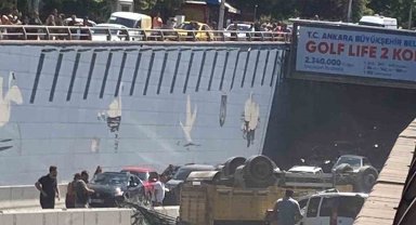 Ankara'da hafriyat kamyonu alt geçide düştü