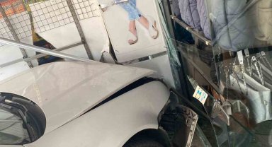 Ankara'da kontrolden çıkan otomobil dükkanın içine girdi