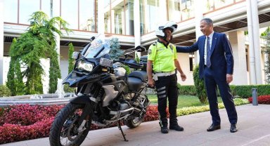 Bakan Yerlikaya'dan polis memuruna hediye motosiklet