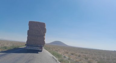 Balya yüklü tırın tehlikeli yolculuğu kamerada