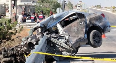 Bariyere saplanan otomobil hurdaya döndü: 1 ölü