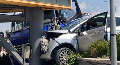 Başkent'te AVM girişinde iki araç reklam direğine çarptı: 7 yaralı