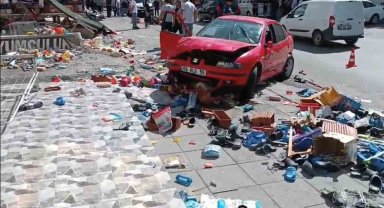 Başkent'te dükkan reyonlarına çarpan otomobilin güvenlik kamerası görüntüleri ortaya çıktı
