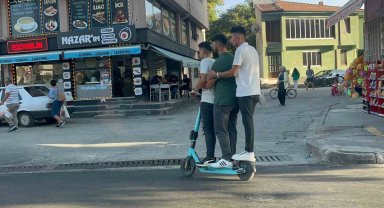 Bir scooterde 3 kişi